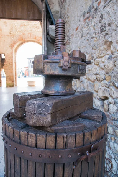 Ancienne presse manuelle en bois utilisée pour presser les raisins et faire du vin — Photo