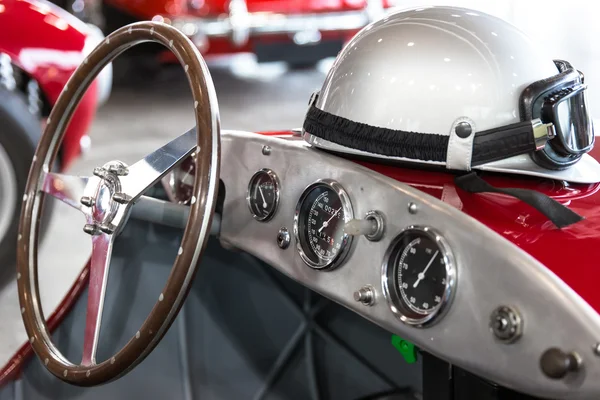 Casque et lunettes sur une voiture de sport vintage — Photo