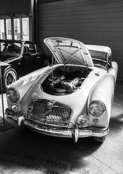 Exposición de coches antiguos y deportivos — Foto de Stock