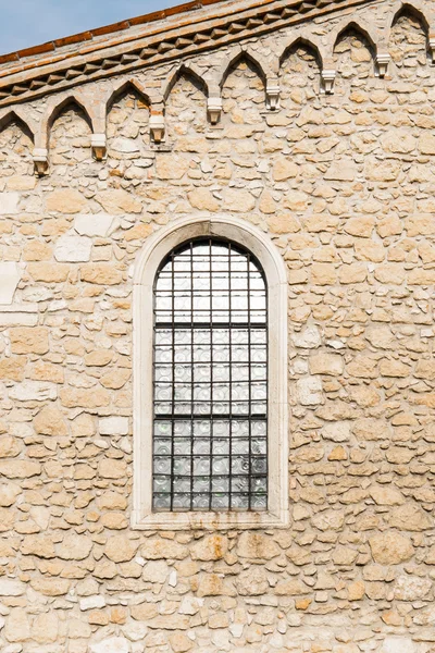 Bogenfenster in der alten Steinmauer — Stockfoto