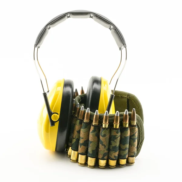 Gul öra skydd och kamouflage ammunition bälte — Stockfoto