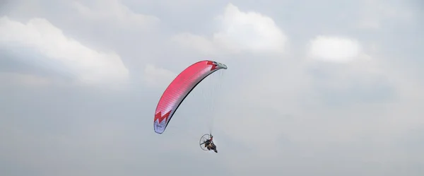 Parapente motorizado volando en el cielo —  Fotos de Stock