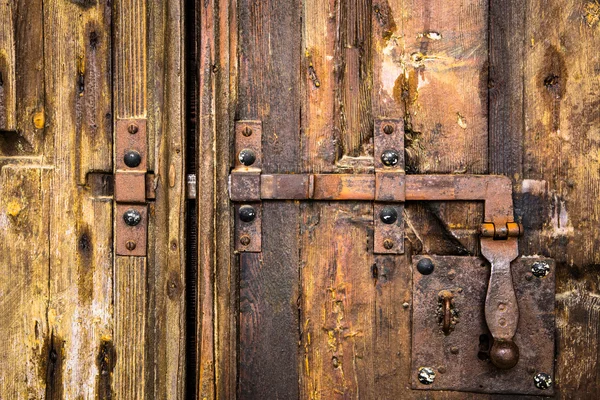 Bullone di chiusura su porta in legno — Foto Stock