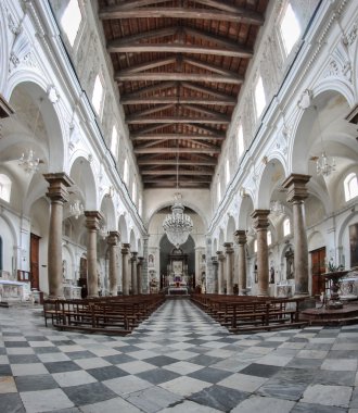 eski bir kilise mermer sütunlarla iç