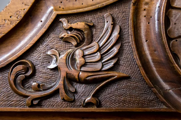 Figura Phoenix tallada en la madera — Foto de Stock