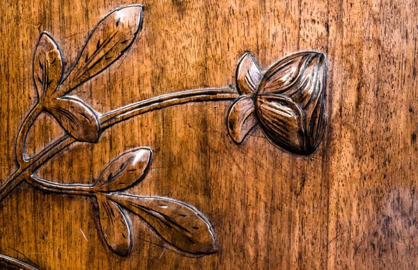 Hojas y flores talladas en la madera — Foto de Stock