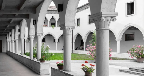 Obdélníkový klášter s gotickými oblouky a sloupy. — Stock fotografie