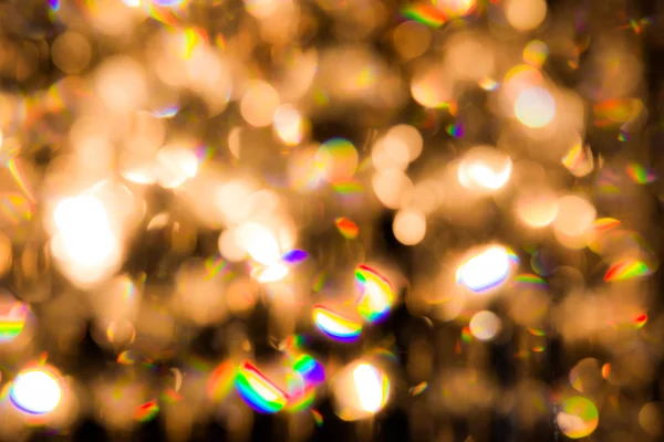 Una lámpara de araña de cristal brilla con luz dorada — Foto de Stock