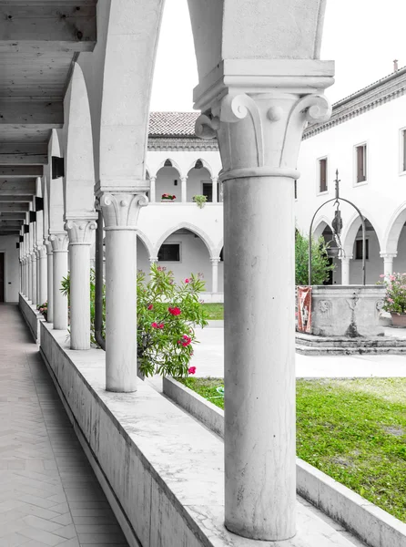 Rectangular cloister with Gothic arches and  columns. — Stock Photo, Image