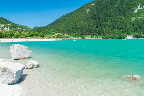 Lago Molveno, eleito o lago mais bonito da Itália . — Fotografia de Stock