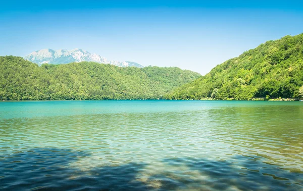 Levico Lake, um belo lago na Itália . — Fotografia de Stock