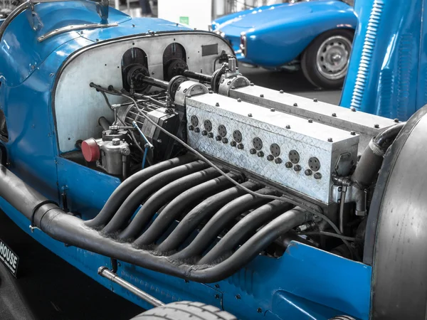 Detalle del motor y tubos de escape de un coche de carreras de época . — Foto de Stock