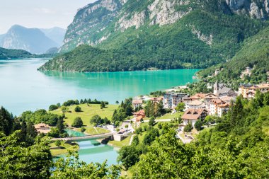 Lake Molveno, seçilmiş en güzel göl İtalya.