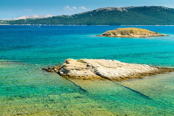 De kristalheldere zee rondom het eiland Rab, Kroatië. — Stockfoto