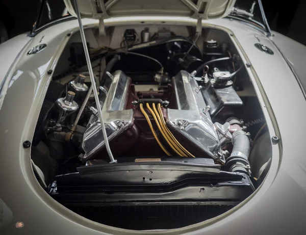 Vista do motor de um esporte clássico branco ca — Fotografia de Stock