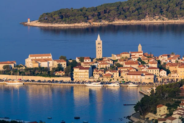 Uitzicht op de stad Rab, Kroatische toeristische resort. — Stockfoto