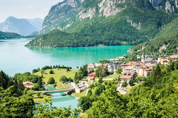 Lake Molveno, verkozen tot mooiste meer in Italië. — Stockfoto