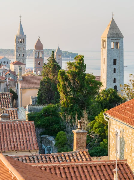 Město Rab, chorvatské turistické letovisko známé pro své čtyři bel — Stock fotografie