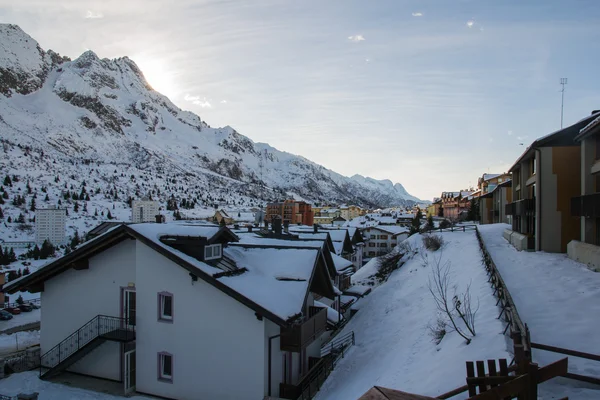 冬の高山のパスの村 — ストック写真