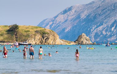 Bozulmamış kıyı şeridi ve adanın berrak su 