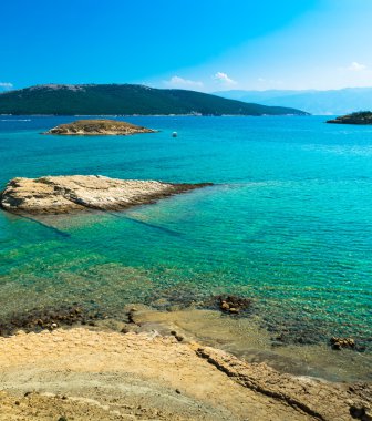 Bozulmamış kıyı şeridi ve adanın berrak su 