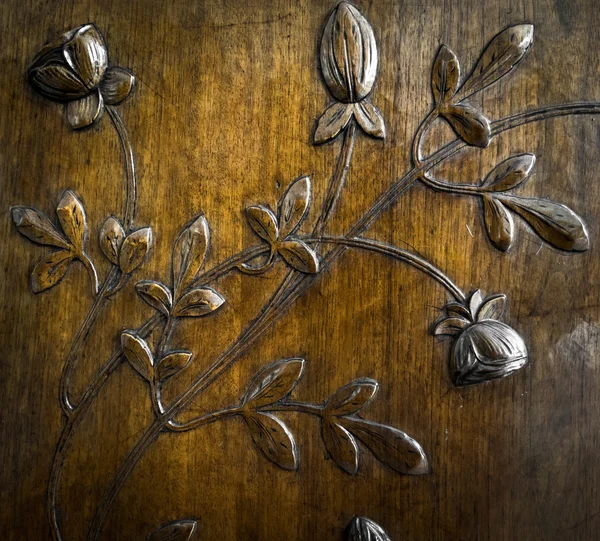 Hojas y flores talladas en la madera — Foto de Stock