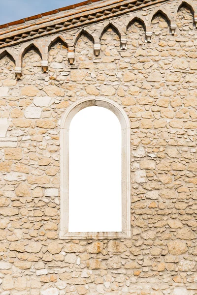 Fenêtre voûtée dans l'ancien mur de pierre blanc isolé — Photo