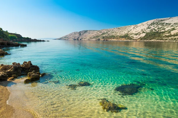 La costa incontaminata e le acque cristalline dell'isola di — Foto Stock