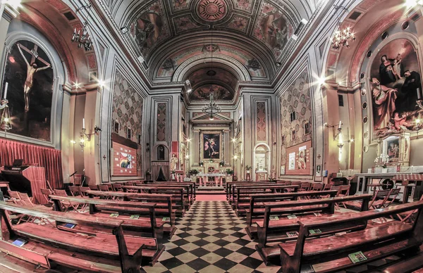 Interior de una antigua iglesia con pinturas y decoraciones — Foto de Stock