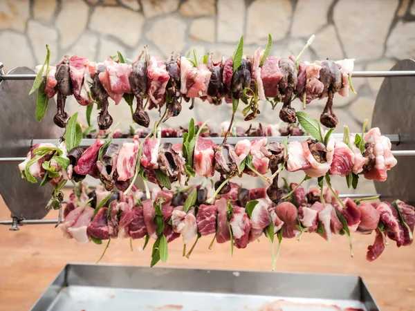 Ptaki na rożnie mięso, boczek i szałwia gotowy do gotowania — Zdjęcie stockowe
