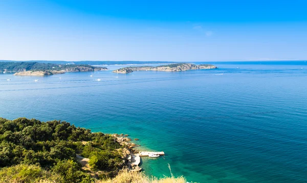 El mar cristalino que rodea la isla de Rab, Croacia . — Foto de Stock