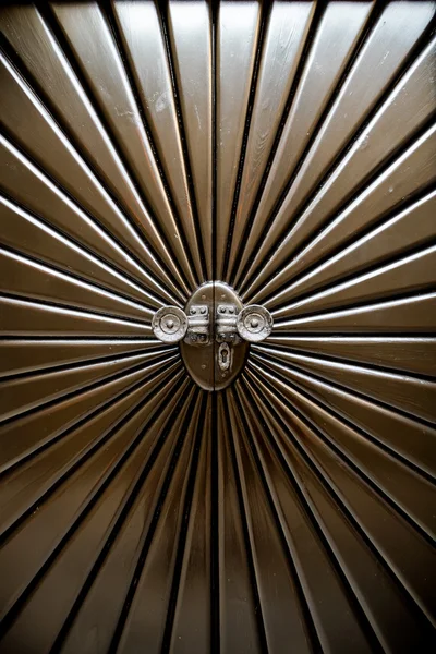 Μεταλλική πόρτα σχήμα ηλιοφάνεια. — Φωτογραφία Αρχείου