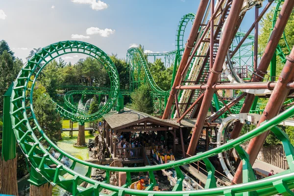 Roller coaster İtalya en büyük eğlence parkı. — Stok fotoğraf