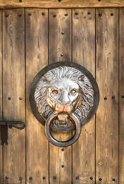 Puerta antigua golpeador en forma de cabeza de león . —  Fotos de Stock