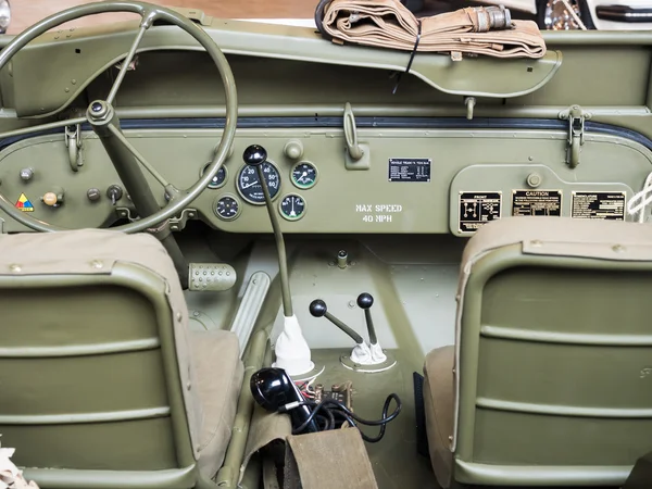 Tablero de instrumentos de un viejo jeep militar . — Foto de Stock