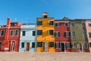 Tipik parlak renkli evlerin Burano, Venedik Lagünü, İtalya.