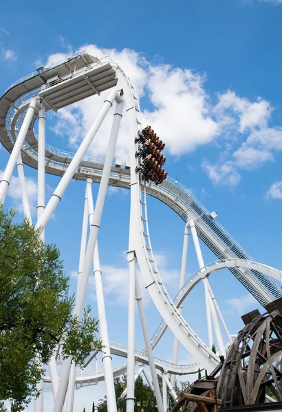 Roller coaster İtalya en büyük eğlence parkı. — Stok fotoğraf