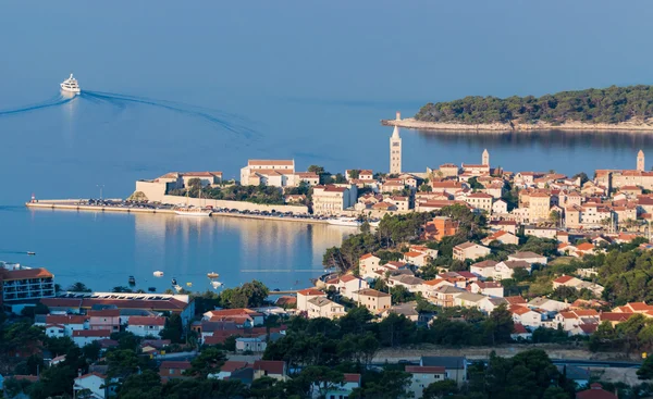 Вид на город Раб, хорватский курорт . — стоковое фото