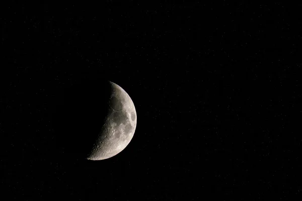 Lua crescente rodeada por estrelas brilhantes . — Fotografia de Stock