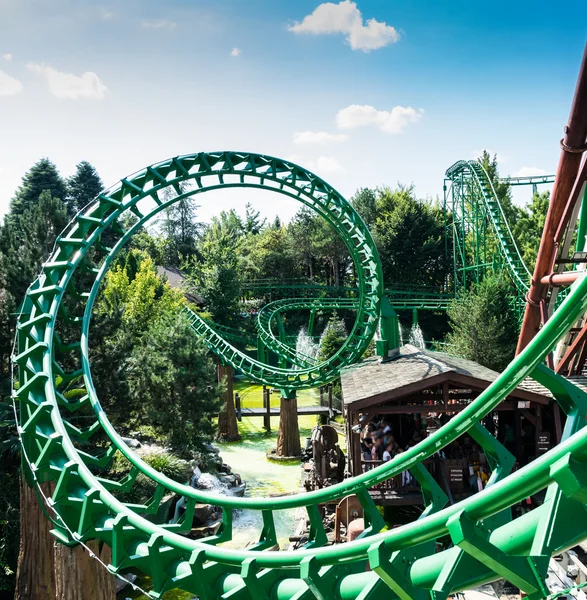 Roller coaster İtalya en büyük eğlence parkı. — Stok fotoğraf