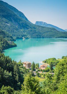 Lake Molveno, seçilmiş en güzel göl İtalya.