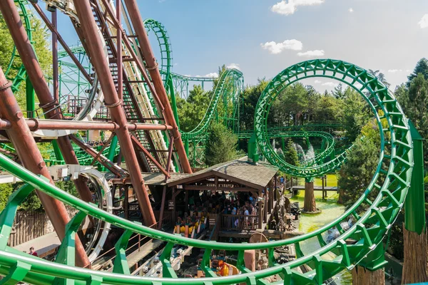Roller coaster İtalya en büyük eğlence parkı. — Stok fotoğraf