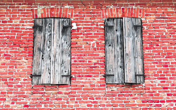 Ventanas con marcos de madera en la pared de ladrillo . —  Fotos de Stock