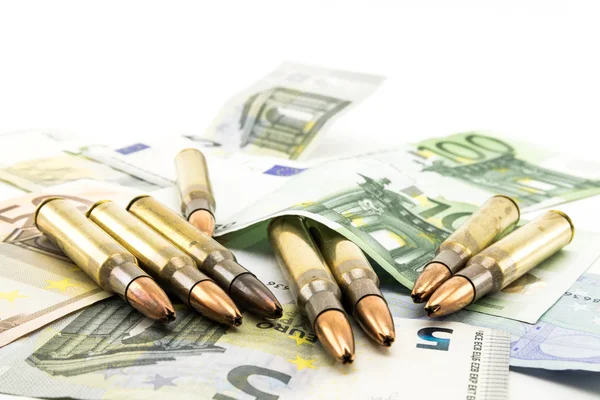 Композиция с пулями и евро — стоковое фото