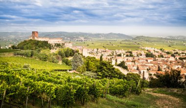 Soave (İtalya) görünümünü ve onun ünlü Ortaçağ Kalesi