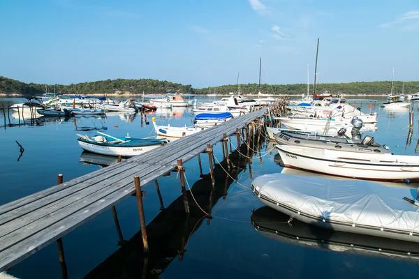 Blick auf den Yachthafen in der Nähe des Weilers Palit. — Stockfoto