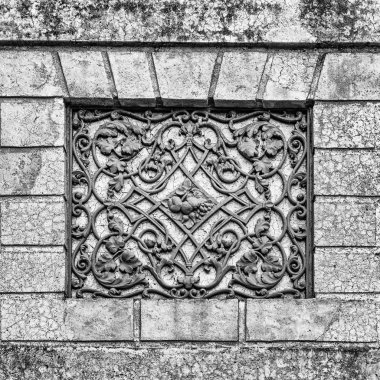 Sanatsal demir ile eski bir İtalyan villa bir cephe ızgara.