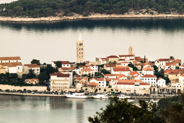 Rab は、クロアチア観光リゾートの町の眺め. — ストック写真