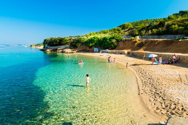 Le littoral immaculé et l'eau cristalline de l'île de — Photo