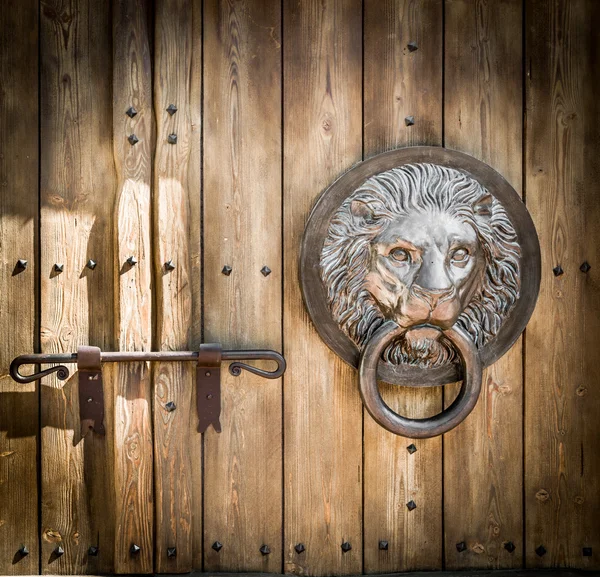 Puerta antigua golpeador en forma de cabeza de león . —  Fotos de Stock